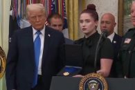 کلیپ نگاه بی‌ تفاوت یک زن آمریکایی هنگام دریافت مدال از دونالد ترامپ