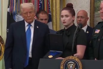 کلیپ نگاه بی تفاوت یک زن آمریکایی هنگام دریافت مدال از دونالد ترامپ