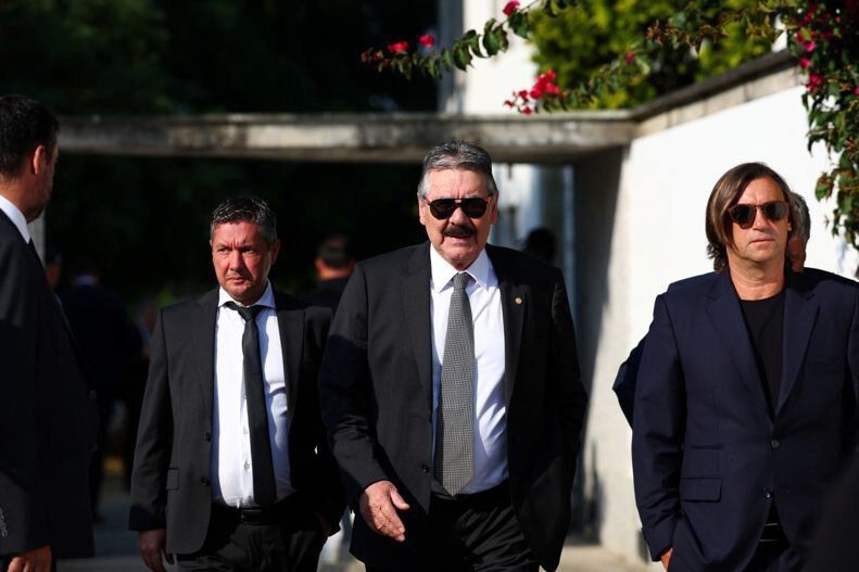 395168 یک تراکتوری در مراسم خاکسپاری ژوتا +عکس