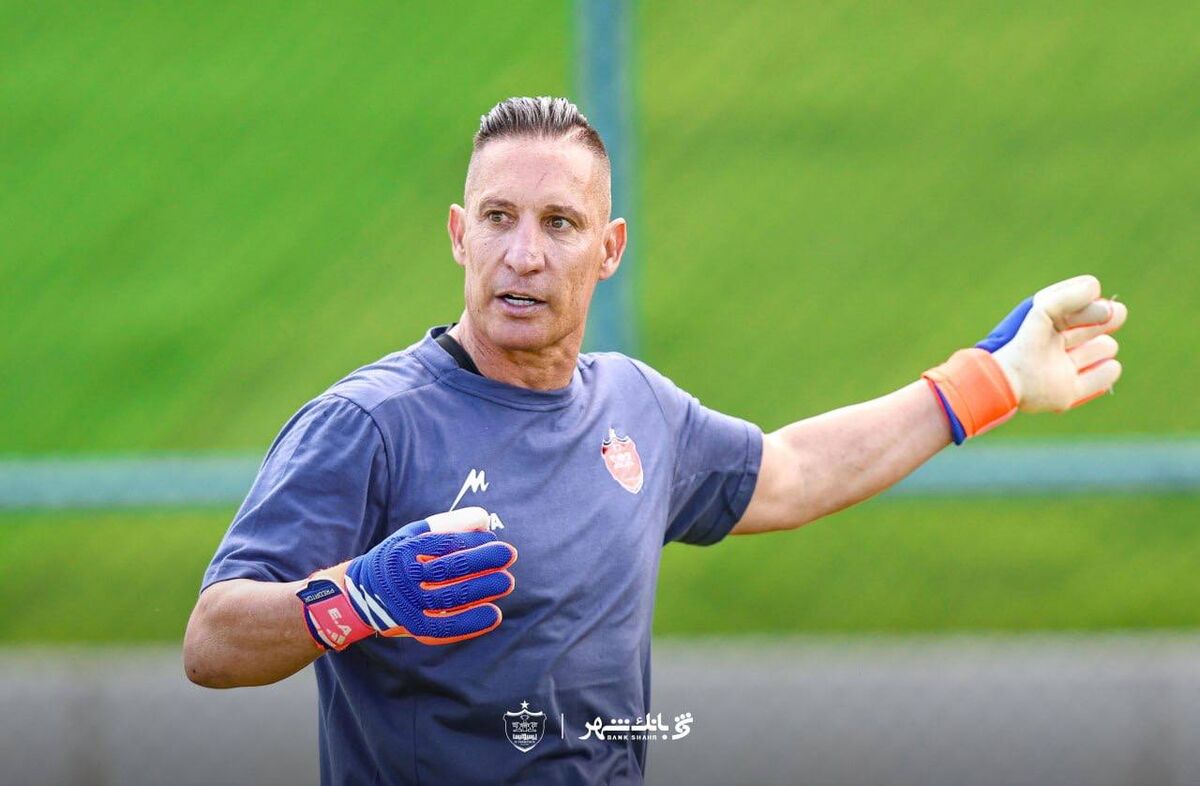 نیازمند زیر نظر مربی بیرو تمرین کرد