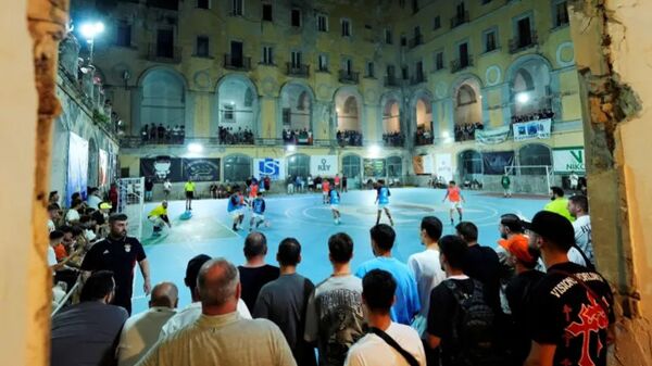 زندان ناپل، زمین فوتبال شد