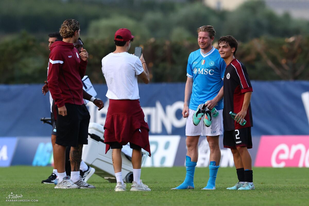 397717 شکست تحقیرآمیز ناپولی در اولین بازی دیبروینه؛ عکس یادگاری حریفان با ستاره بلژیکی!