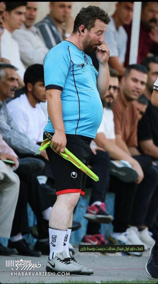 عجیب‌ترین کمک‌داور جهان در فوتبال ایران/ کام گرفتن سیگار با بدنی غیرورزشی +عکس