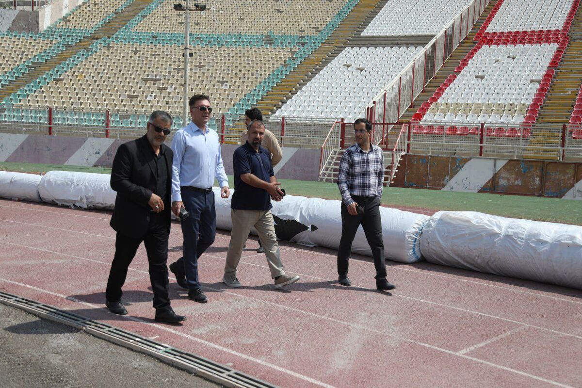 398461 تبریز برای اولین میزبانی از قهرمان سرخ آماده میشود/ چمن ورزشگاه تراکتور رسید +تصاویر