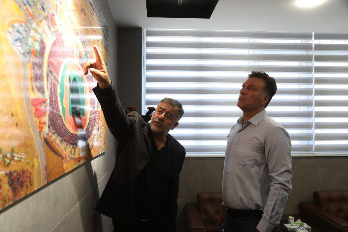 398462 تبریز برای اولین میزبانی از قهرمان سرخ آماده میشود/ چمن ورزشگاه تراکتور رسید +تصاویر