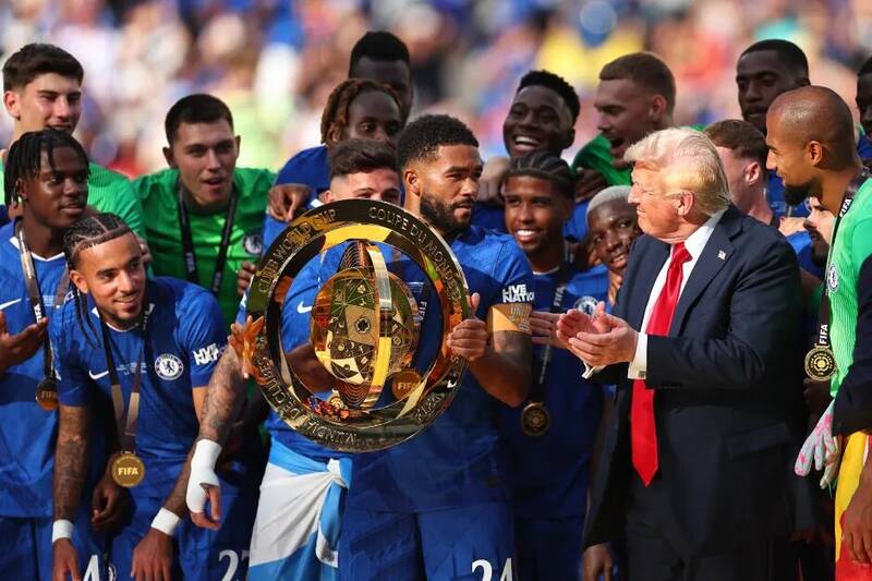 روزنامه انگلیسی رفتار ترامپ را به سخره گرفت