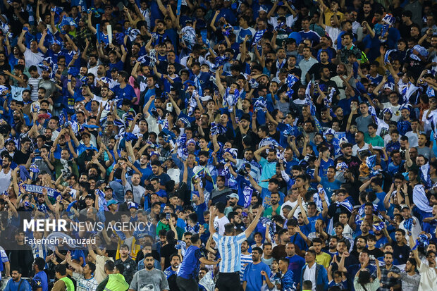 نگرانی از وضعیت بحرانی استقلال؛ بازیکن پرسپولیس به درد آبی‌ها می‌خورد؟