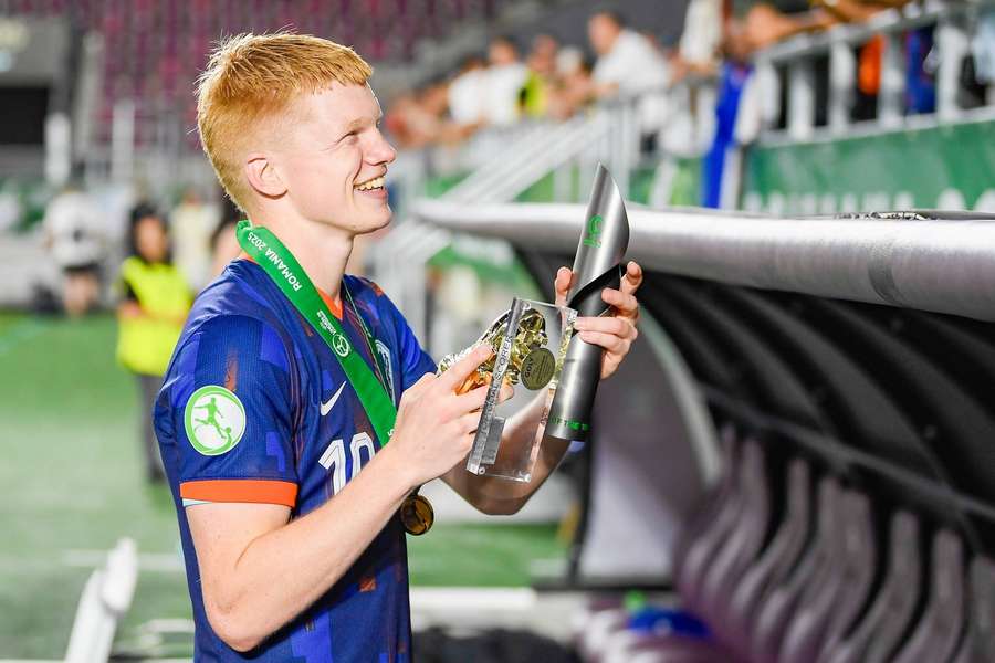 کیس اسمیت به همراه جوایز رقابت‌های یورو زیر ۱۹ سال