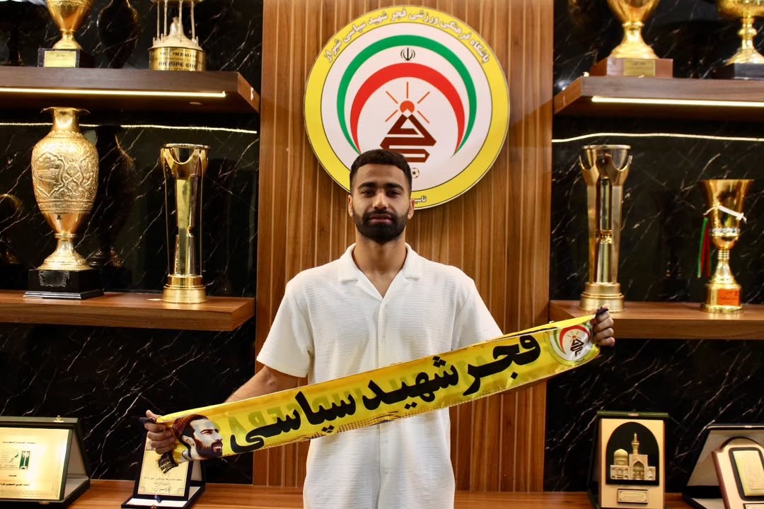 علی غلامزاده دروازه بان فجرسپاسی شیراز در کنار جام های قهرمانی حذفی ایران و لیگ ازادگان ایران - لیگ برتر ایران