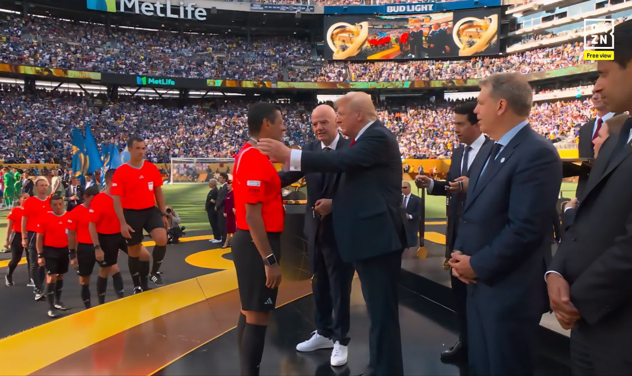 alireza_faghani_donald_trump_final_cwc عکس از اهدای مدال علیرضا فغانی در فینال جام جهانی باشگاهها توسط دونالد ترامپ