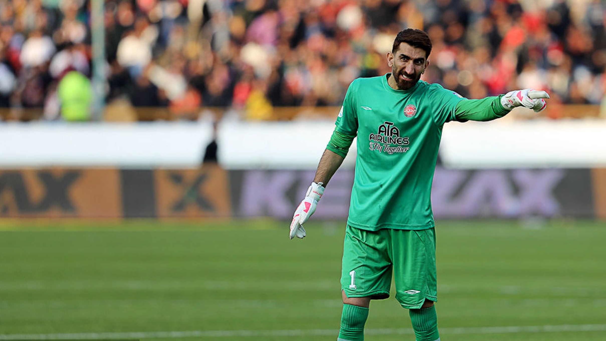 علیرضا بیرانوند دروازه بان تراکتور در بازی با پرسپولیس - لیگ برتر ایران