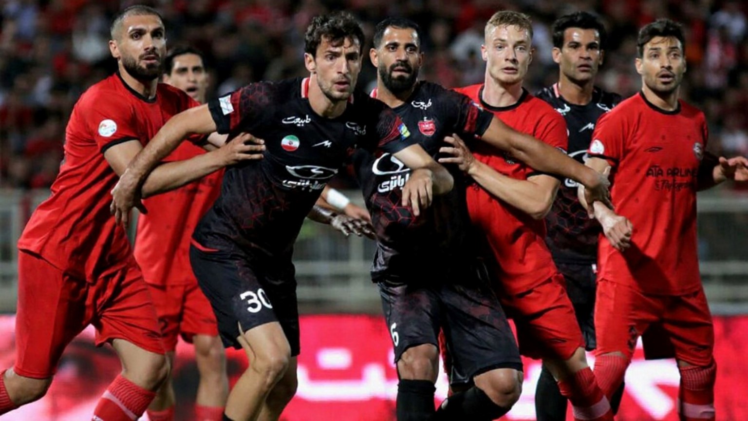 شجاع خلیل زاده مدافع تراکتور و تیم ملی ایران - عارف آقاسی مدافع سابق تراکتور و جدید استقلال تهران و تیم ملی - حسین کنعانی و گئورگی گولسیانی مدافع پرسپولیس