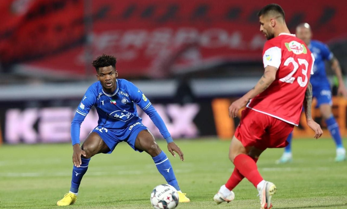 دیدیه اندونگ هافبک تیم ملی گابن و بازیکن فرانسوی استقلال تهران - میلالد سرلک هافبک پرسپولیس - لیگ برتر ایران