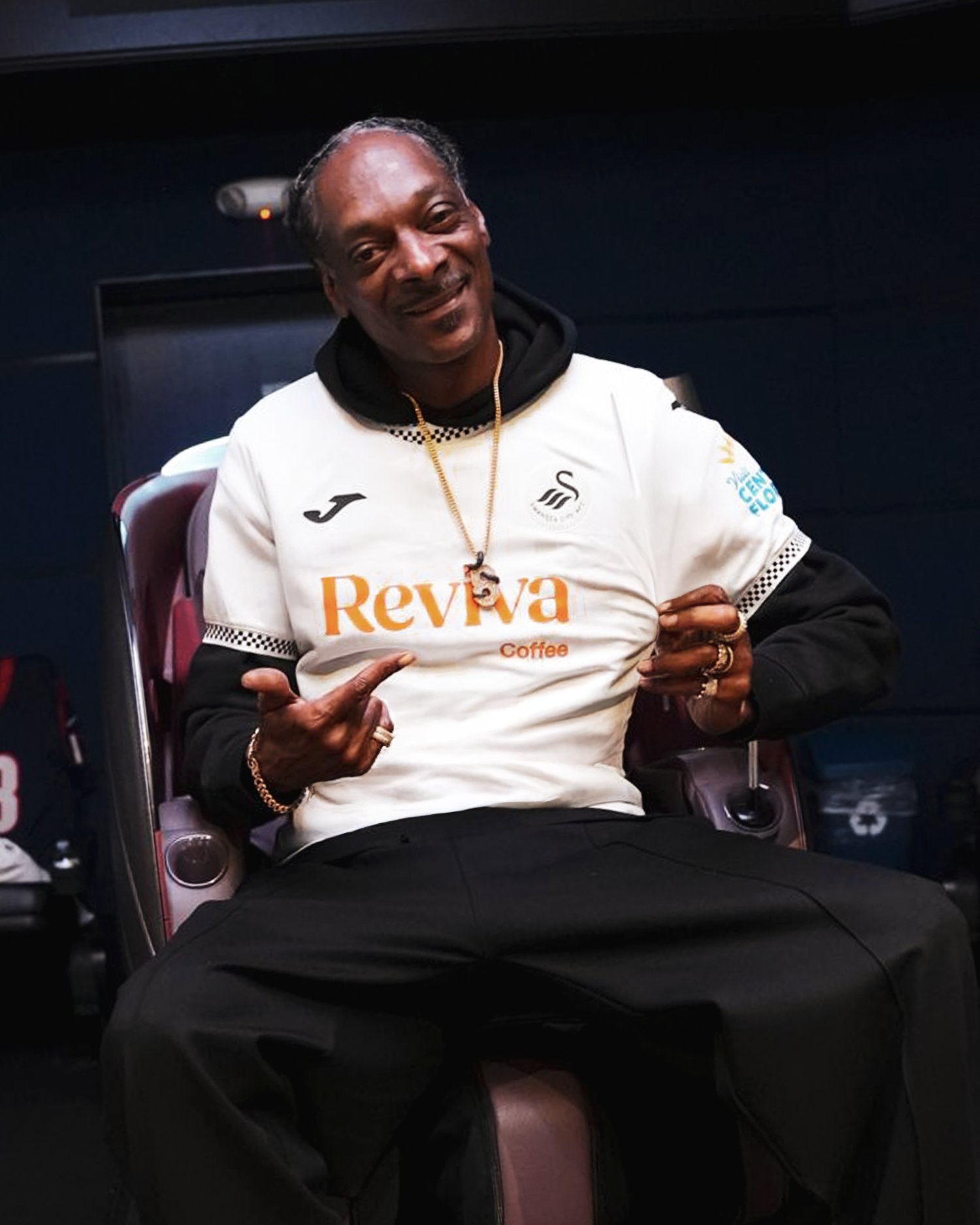 اسنوپ داگ در پیراهن سوانزی سیتی