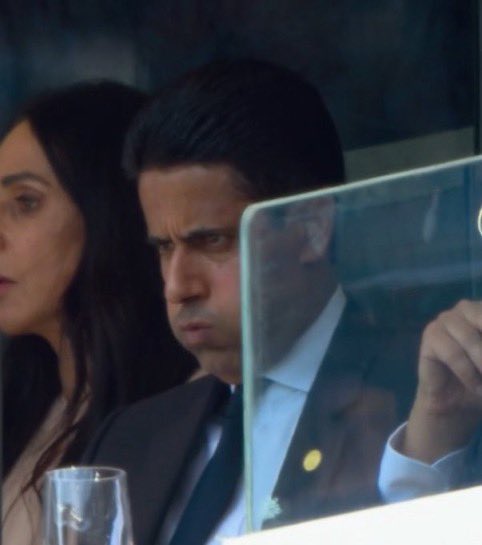 gvw4t6pxoaagcpy ناصر الخلیفی مالک قطری روی سکوها - پاری سن ژرمن