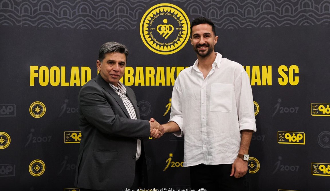 هادی محمدی مدافع سپاهان اصفهان - منوچهر نیکفر مدیرعامل سپاهان -لیگ برتر ایران