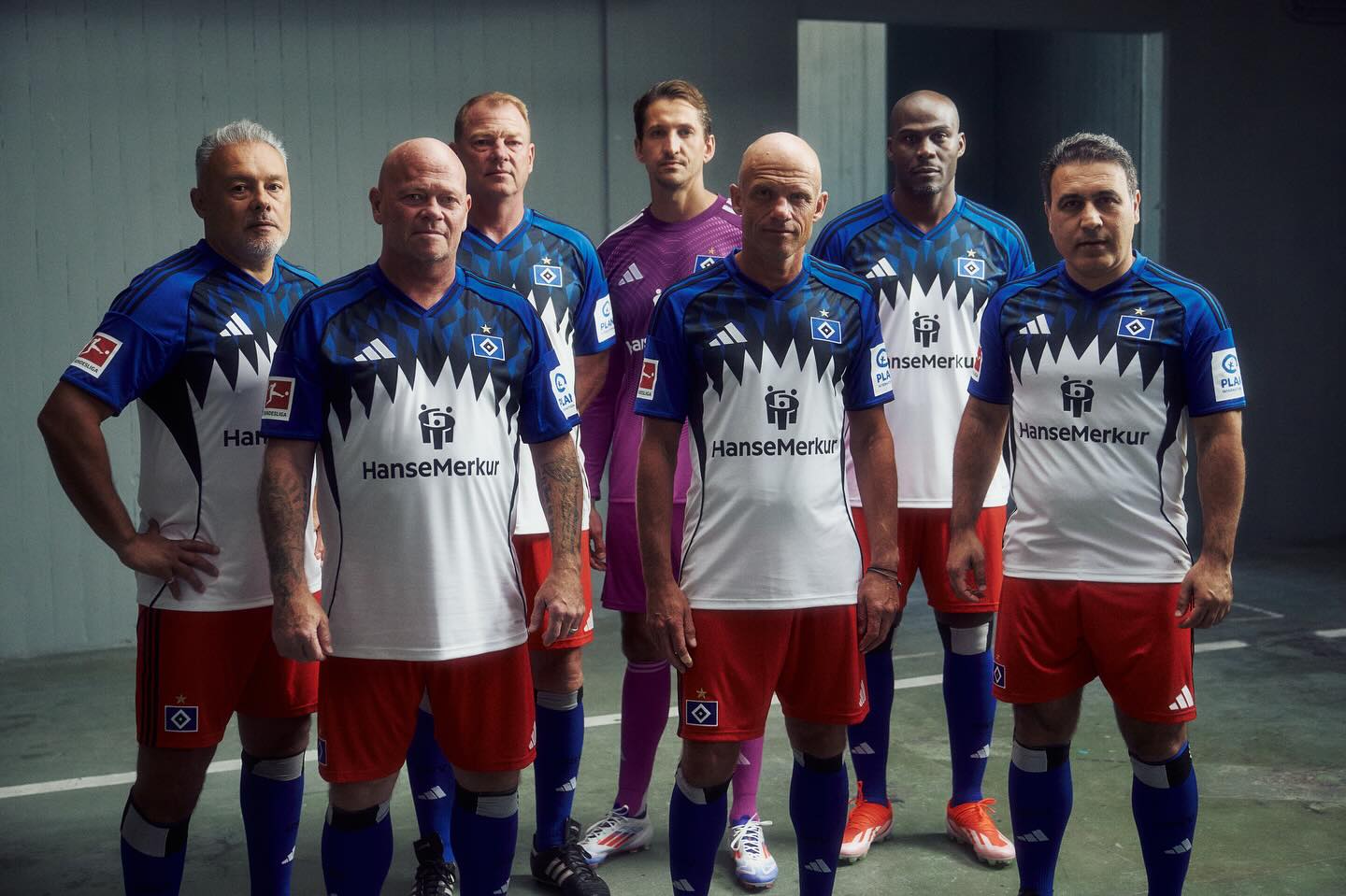 مهدی مهدوی کیا در مراسم رونمایی از پیراهن هامبورگ در فصل 26-2025