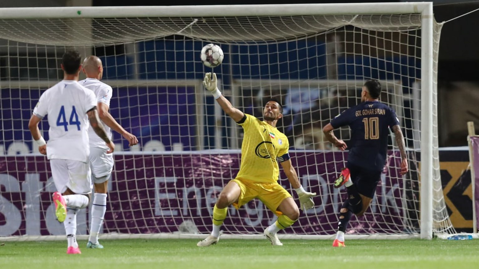 سیدحسین حسینی دروازه بان استقلال تهران در برابر گل گهر سریجان - بازیکن گل گهر مهدی تیکدری - لیگ برتر ایران