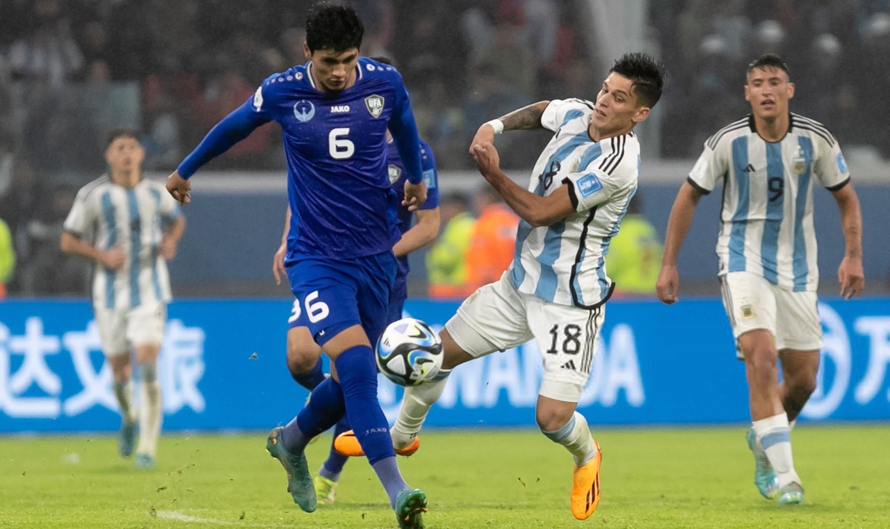 jakhongir_urozov_-_uzbekistan-brian_aguirre-argentina-2025 جهانگیر اوروزوف مدافع میانی تیم جوانان ازبکستان و برایان اگیره بازیکن بوکاجونیوز و تیم ملی آرژانتین