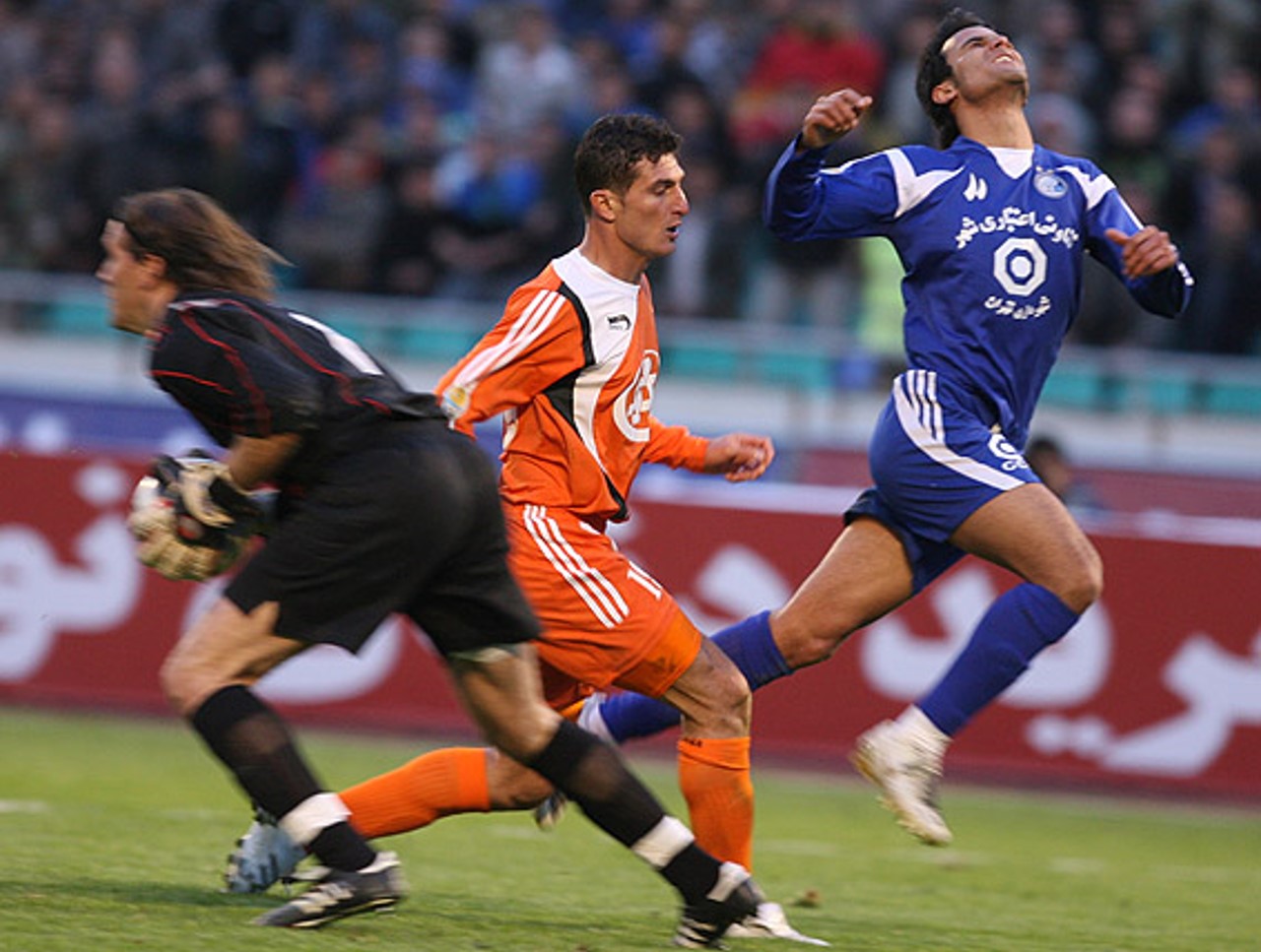 مارتین رائول دروازه بان برق شیراز و تیم ملی اروگوئه ب - آررش برهانی مهاجم استقلال و تیم ملی ایران - لیگ برتر ایران