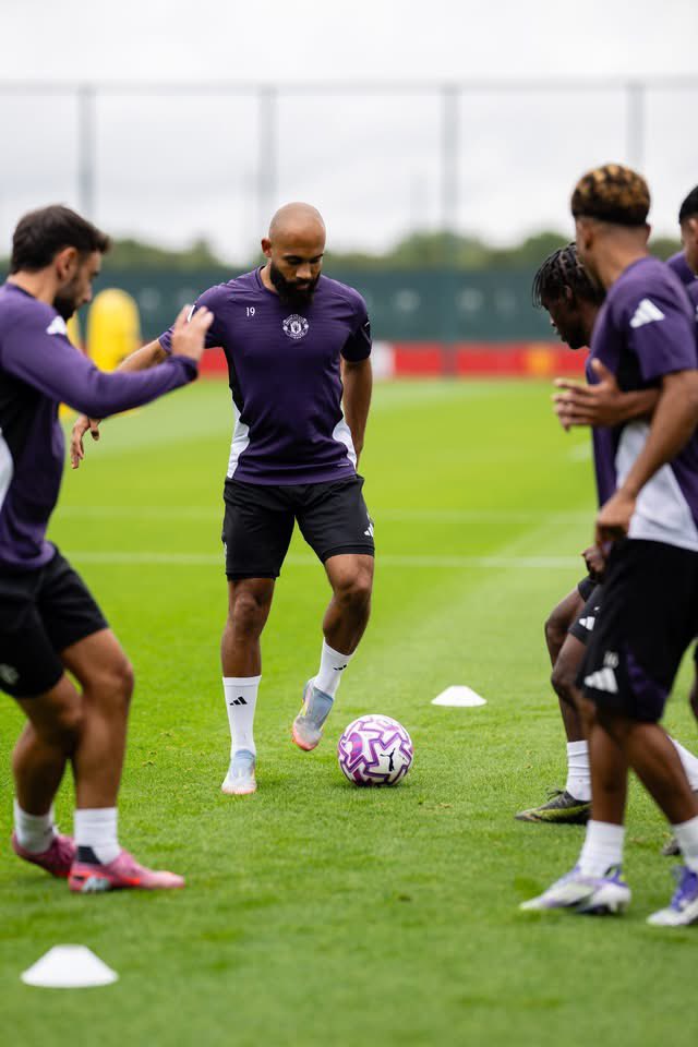 برایان امبومو در تمرینات منچستریونایتد