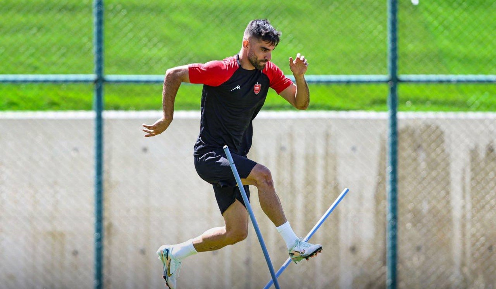 میلاد محمدی مدافع چپ پرسپولیس تهران در تمرینات پرسپولیس در اردوئی ارزوم - میلاد محمدی بخاطر حضور در اردوی تیم ملی دیر به تمرینات اضافه شد