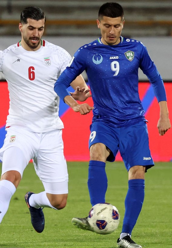 odilkhamrobekov-uzbekistan-saeidezatollahi-iran-2025 اودیل خامروبکوف هافبک تیم ملی ازبکستان و بنیادکار - سعید عزت اللهی هافبک تیم ملی ایران