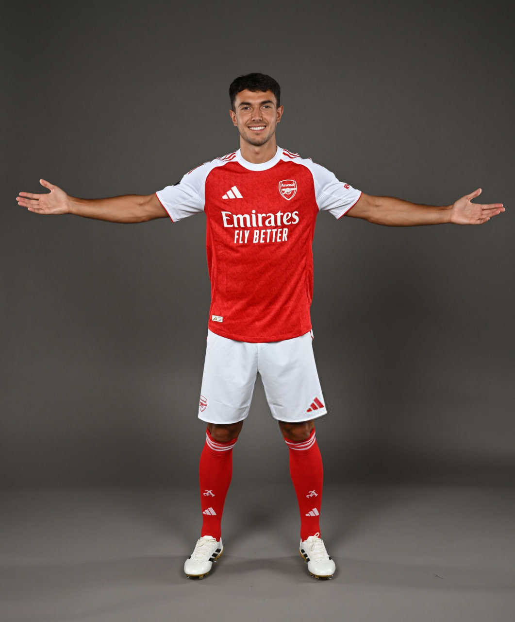 مارتین زوبیمندی هافبک اسپانیایی در حال معارفه‌شدن - آرسنال