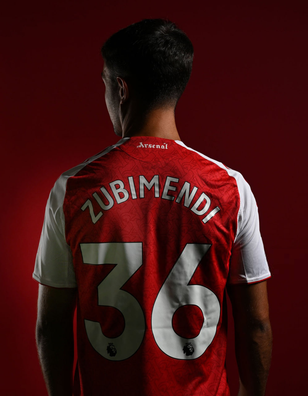 مارتین زوبیمندی هافبک اسپانیایی در حال معارفه‌شدن - آرسنال