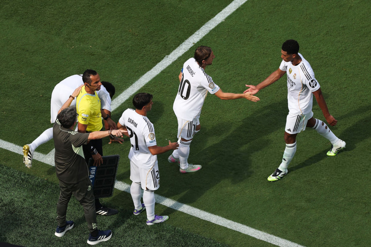 photo_2025-07-10_00-58-58 لوکا مودریچ هافبک کروات در زمین - رئال مادرید