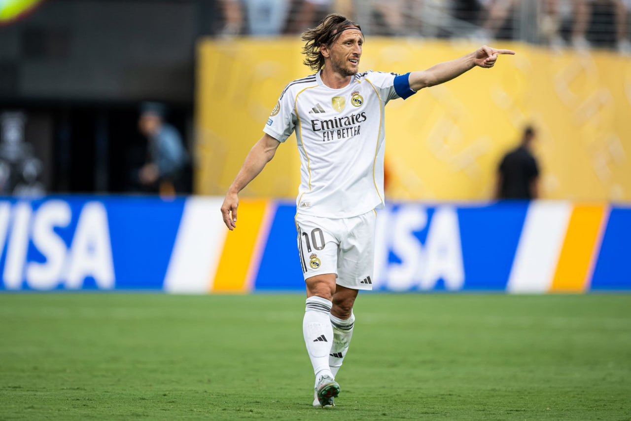 photo_2025-07-10_00-59-06 لوکا مودریچ هافبک کروات در زمین - رئال مادرید