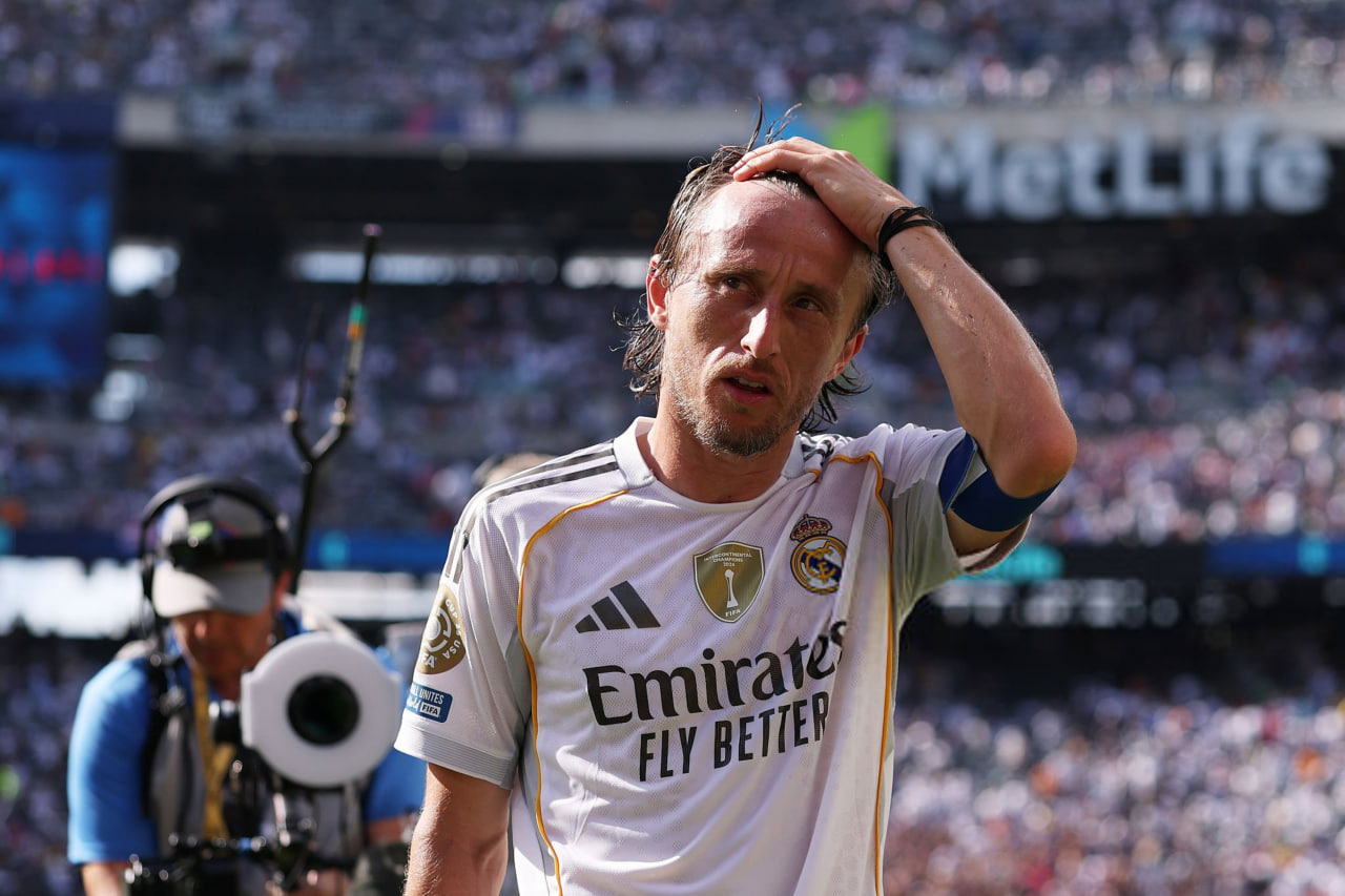 photo_2025-07-10_00-59-18 لوکا مودریچ هافبک کروات در زمین - رئال مادرید