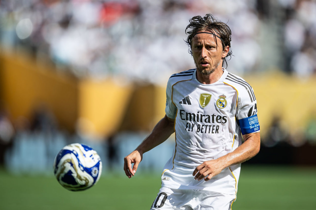 photo_2025-07-10_00-59-27 لوکا مودریچ هافبک کروات در زمین - رئال مادرید