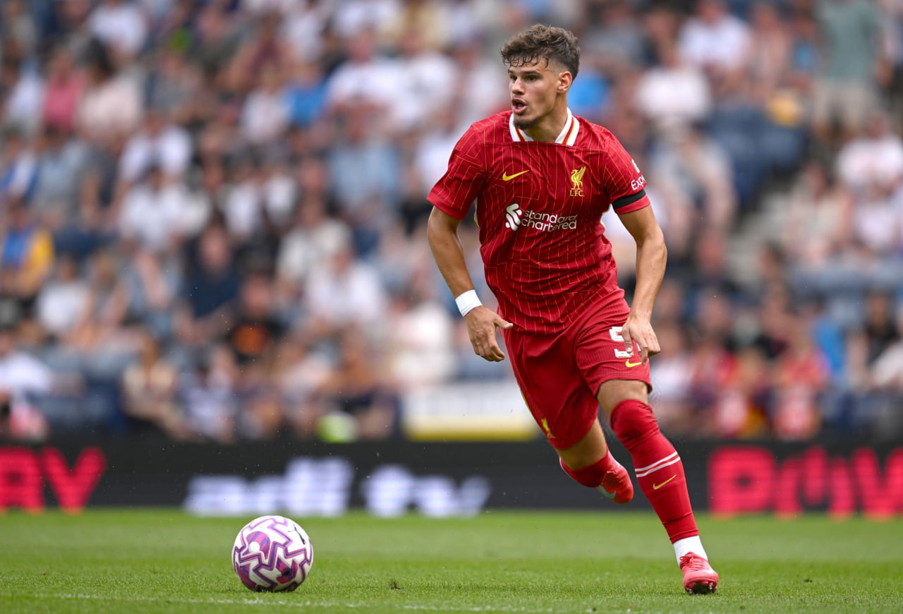 photo_2025-07-13_21-21-28 میلوش کرکز فولبک رومانیایی در زمین - لیورپول