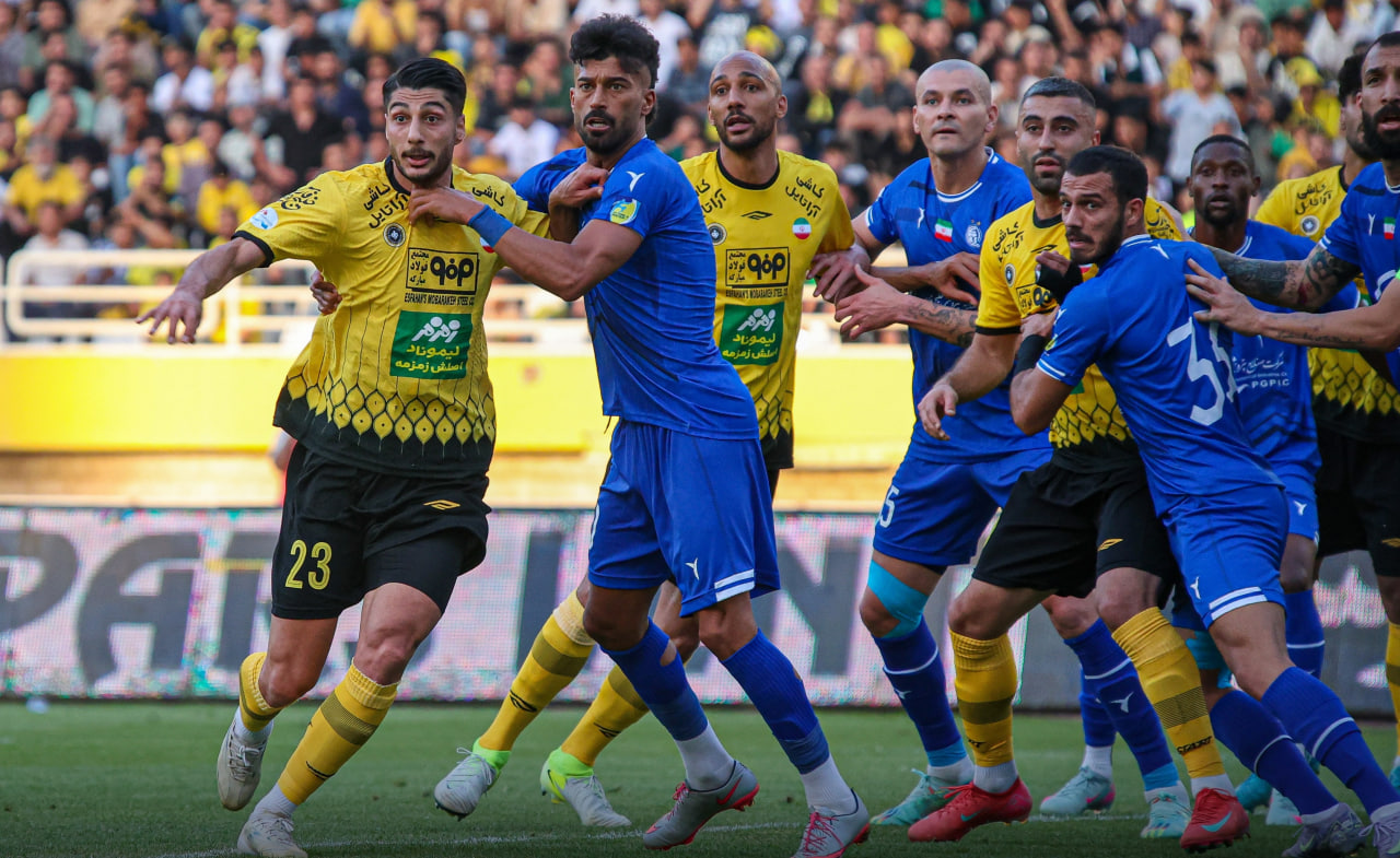 رامین رضاییان و روزبه چشمی بازیکنان استقلال در برابر سپاهان با محمدمهدی محبی