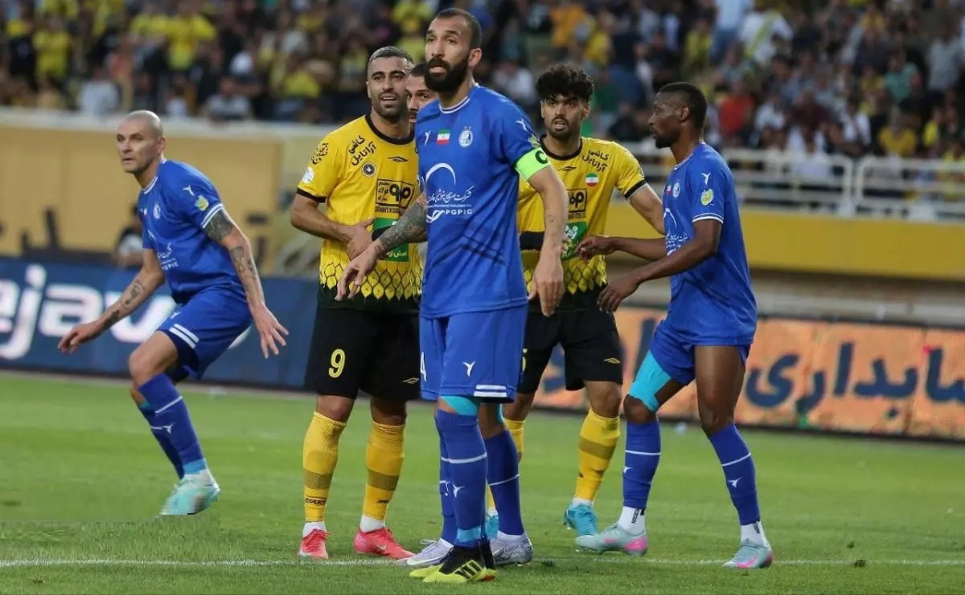 روزبه چشمی هافبک دفاعی استقلال تهران - کاپیتان استقلال در بازی مقابل سپاهان - رافائل سیلوا مدافع برزیلی استقلال - کاوه رضایی مهاجم سپاهان و بازیکن سابق استقلال تهران - لیگ برتر ایران