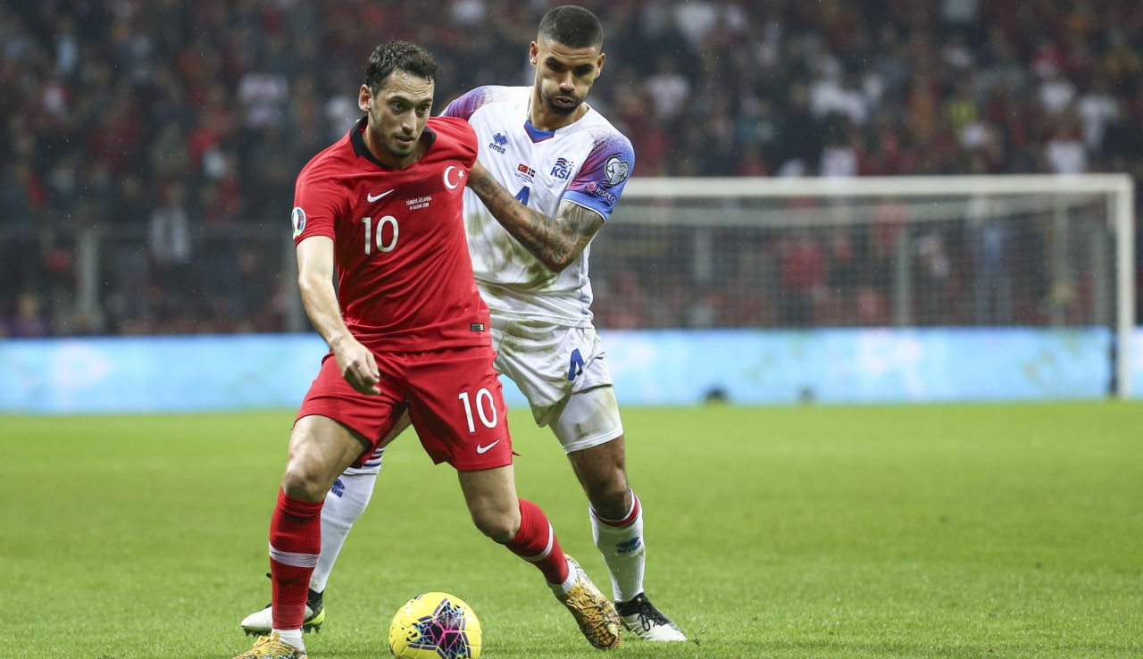 ویکتور پولسون مدافع میانی تیم پلیموث و تیم ملی اسلند - هاکان چالهان اوغلو وینگر ایرنتمیلان و تیم ملی ترکیه - لیگ برت ایران