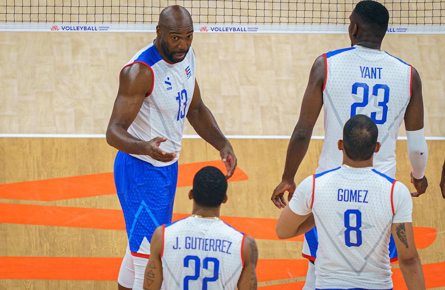 یانت، گومز، گوتیرز و بیست بازیکنان تیم ملی والیبال کوبا در بازی با بلغارستان