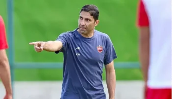 نقدی بر رفتار وحید هاشمیان با وحید امیری به خاطر قراردادن وی در لیست مازاد پرسپولیس
