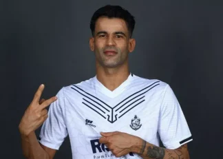 عیسی آل کثیر با پیراهن آبی ملوان بر تن دیده شد