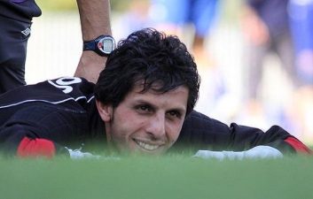 تصویر وحید طالب‌لو کاپیتان پیشین استقلال در کنار مرحوم محمود فرشچیان