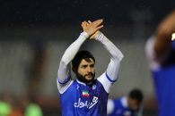 عارف غلامی مدافع فصل پیش باشگاه تراکتور با هواداران این تیم خداحافظی کرد