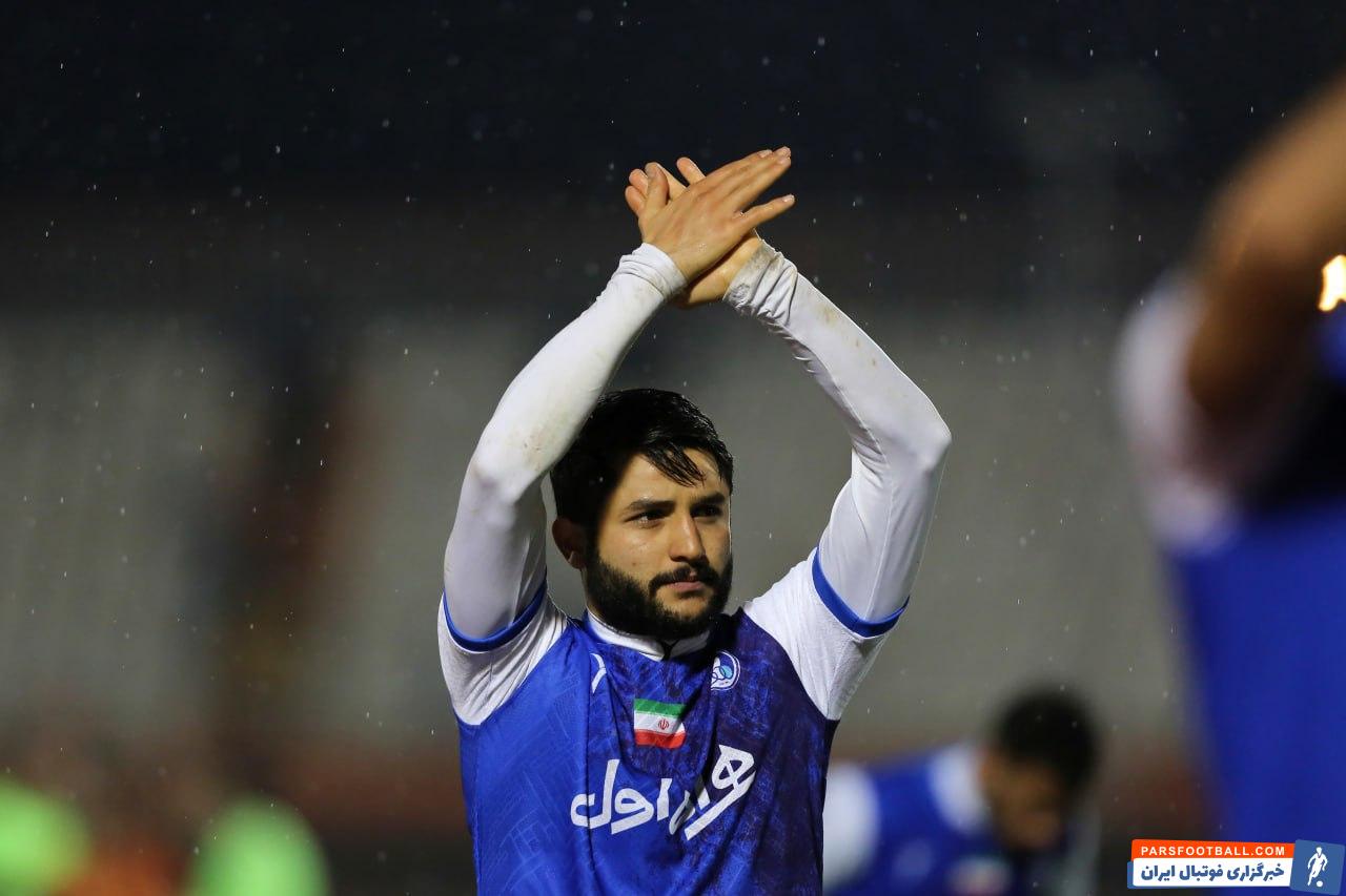 عارف غلامی مدافع فصل پیش باشگاه تراکتور با هواداران این تیم خداحافظی کرد