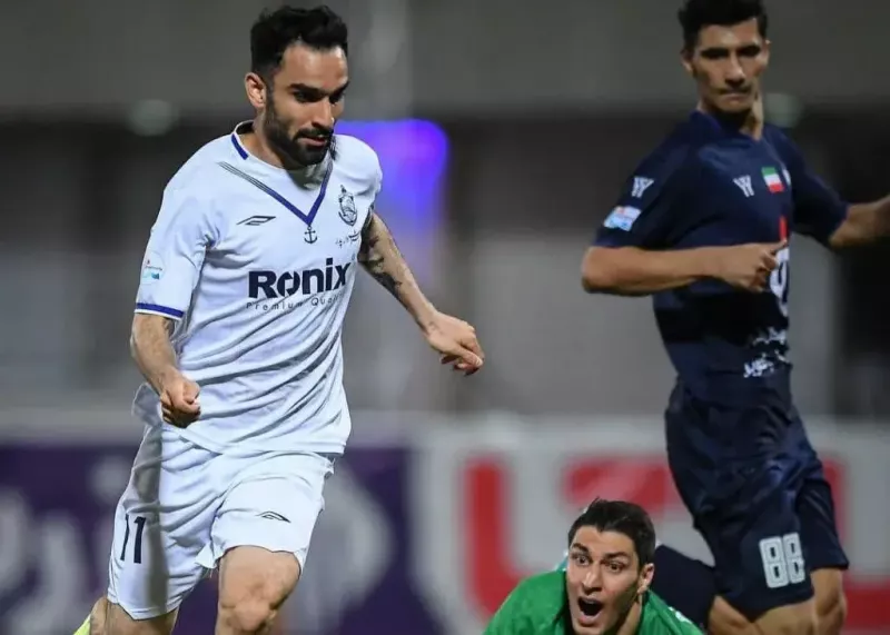 حضور رضا جعفری مهاجم جدید تیم فوتبال ‌گل‌گهر در تمرینات این تیم