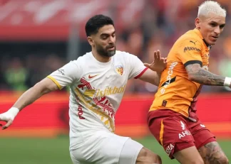 استوری خسرو حیدری مربی استقلال در کنار علی کریمی