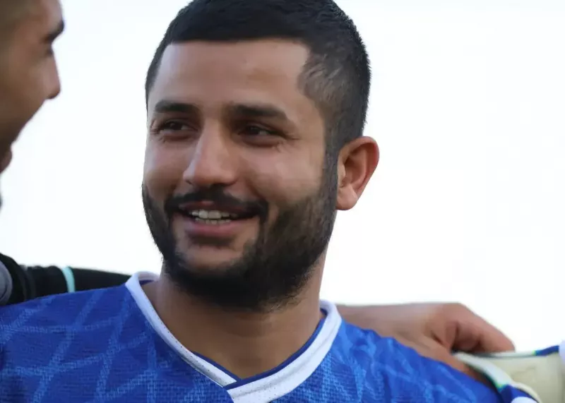 عارف غلامی مدافع جدید استقلال به همراهی اعضای این تیم راهی تبریز شد