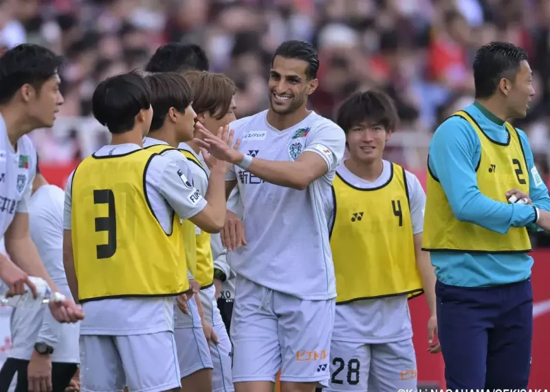 شهاب زاهدی مهاجم پیشین پرسپولیس تصویری از خود با پیراهن ژاپنی منتشر کرد