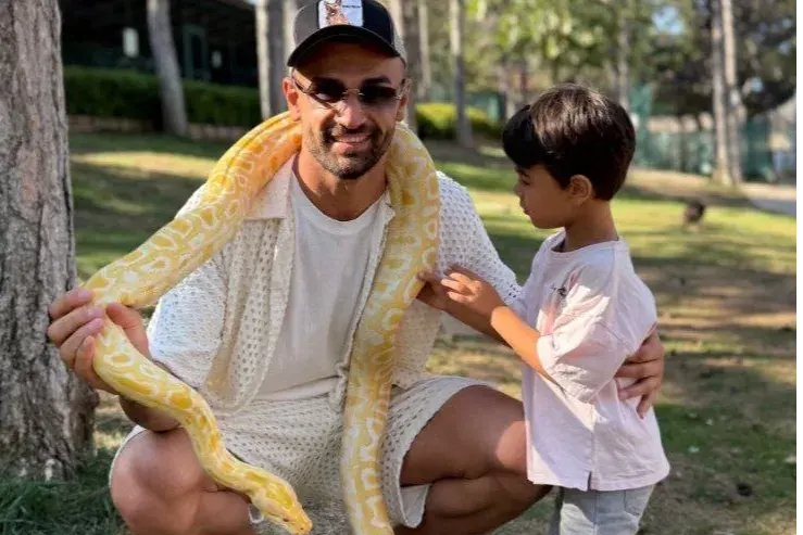 عکس از سردار دورسون با مار