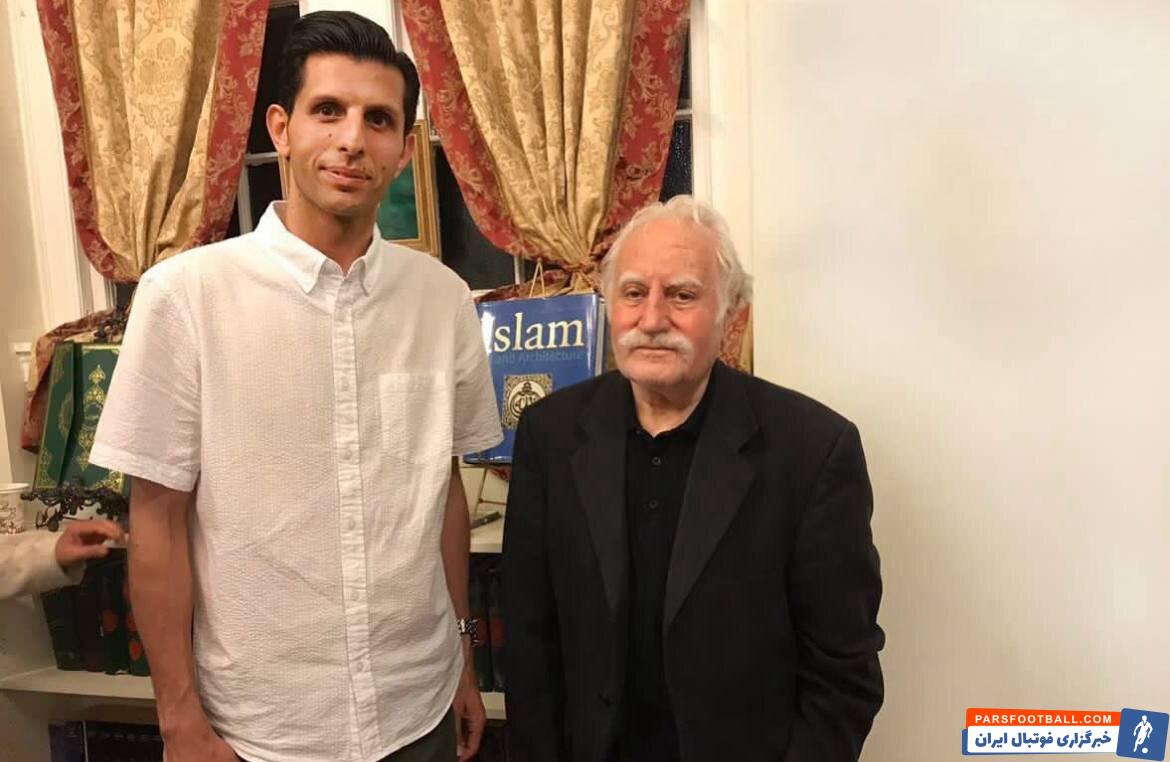 تصویر وحید طالبلو کاپیتان پیشین استقلال در کنار مرحوم محمود فرشچیان