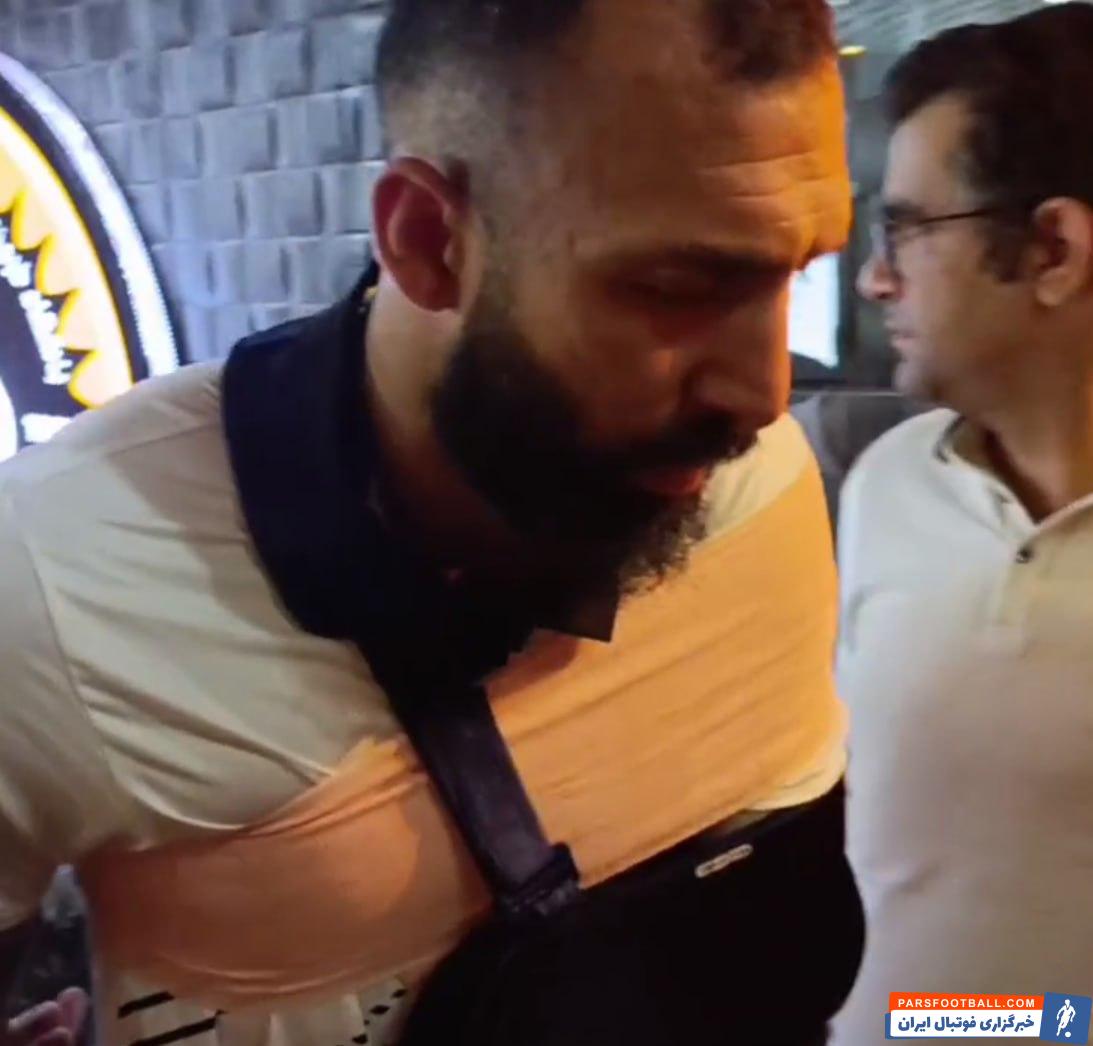 روزبه چشمی کاپیتان استقلال با وضعیت عجیبی ورزشگاه نقش جهان را ترک کرد